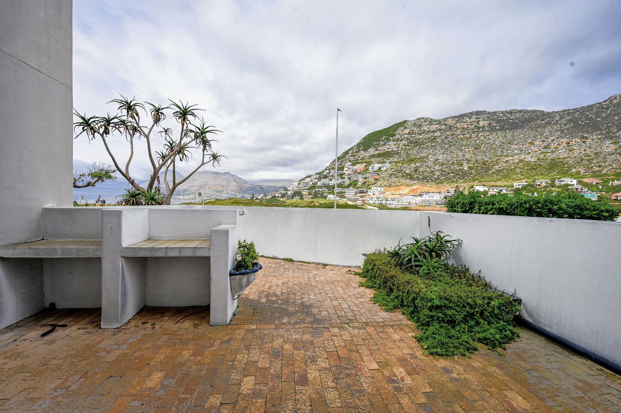 The terrace and the mountain